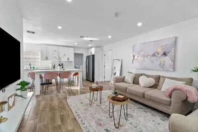 Image de Manhattan- A clean, modern 4-bedroom home in the heart of South Tampa. Sleeps up to 10, with a fenced backyard, Bbq grill, and firepit. Great for families, groups, or work stays. Minutes to Picnic Island Park, downtown Tampa, and the beaches. n