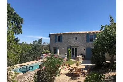 Image de Maison en pierres avec piscine privée et surplombant la vallée