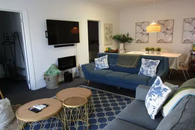 Image de Sea Salt Apartment Main - Short walk to beach! Free WiFi! newly decorated!