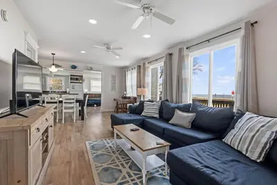 Image de LakeView Getaway: Lake views & hot tub!