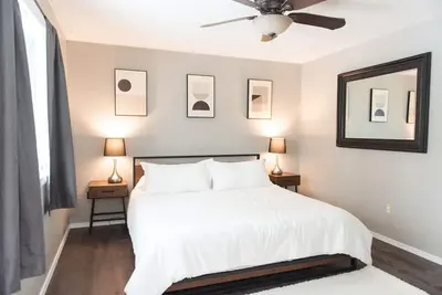 Image de Tranquil 5 bedroom home with large deck and yard