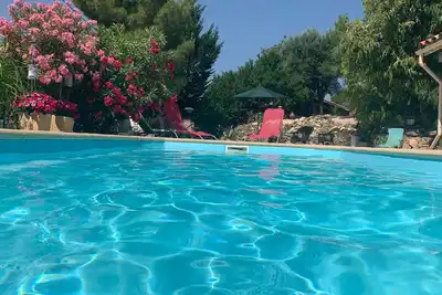 Image de Spacious and attractive holiday home with private pool and parking.