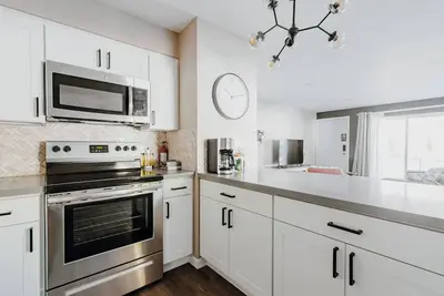 Image de Comfortable beds, convenient location. Welcome home.