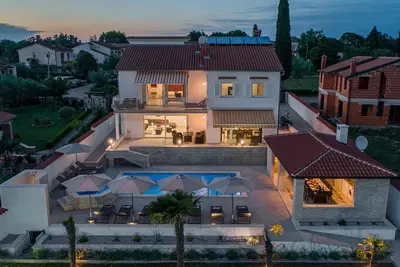Image de Villa avec piscine, jacuzzi et sauna