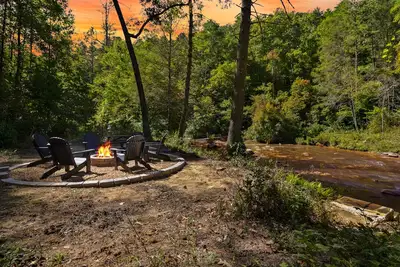 Image de Luxury Riverfront Private Retreat > GameRoom-CoveredHotTub-Fiber-Resort