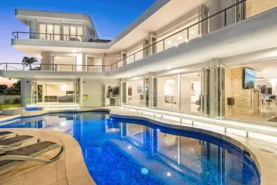 Image de High End Luxury Waterfront Home Central Gold Coast