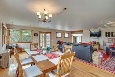 Image de Montrose Family Home w/ Yard & Fruit Trees!