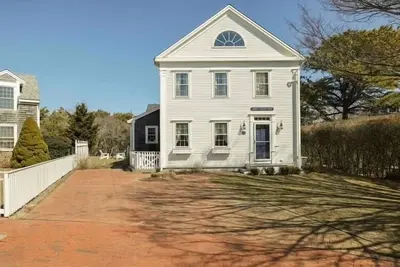 Image de Cheerful 5 br Nantucket home; perfect for families