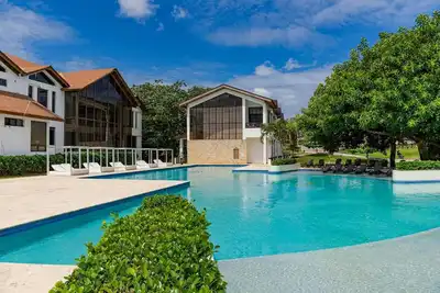 Image de 2-bedroom villa in luxury beachfront resort with tennis, basket, playground etc