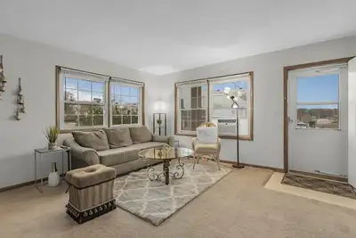 Image de Peaceful 2-Bedroom Apartment - Close To It All!