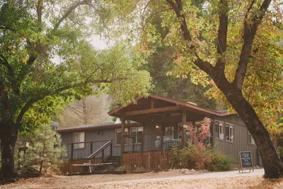 Image de 22 Miles to Yosemite - Hot Tub, Hammocks, Fire Pit, Wood Burning Stove
