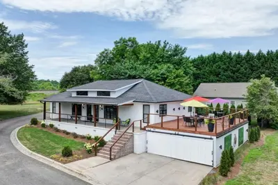 Image de fire pit+corn hole+bikes+kayaks+gym+golf pass | Art inspired retreat