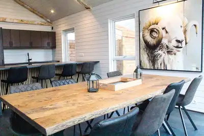 Image de Sensational cabin with hot tub, sauna, fire place, 85\" Tv and magical views