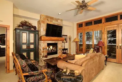 Image de Ski-in/Ski-out Mountain Condo | Free Parking