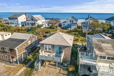 Image de Adorable Beach house with lots of outdoor space and steps to Long Beach!