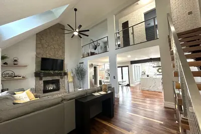 Image de High-end home w/ fireplace, gourmet kitchen, sauna, game rm/ large yard/fire pit