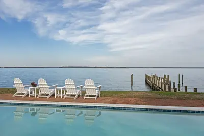 Image de New! Gorgeous Waterfront Estate with Saltwater pool, beach and dock