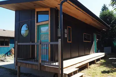 Image de Unique private cottage steps from the river