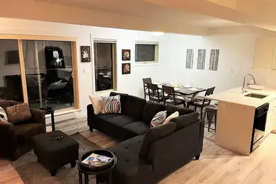 Image de Renovated 3 bedroom condo, lower village, steps from the gondola and Toby pool.