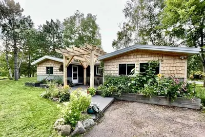 Image de Cozy Lakefront Cabin with Private Dock, Firepit, Grill, Kayaks and More!