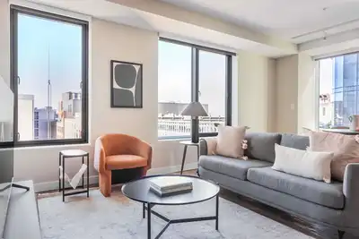 Image de Amazing Theatre District 2br w/ W/D & Gym, nr Theaters, by Blueground