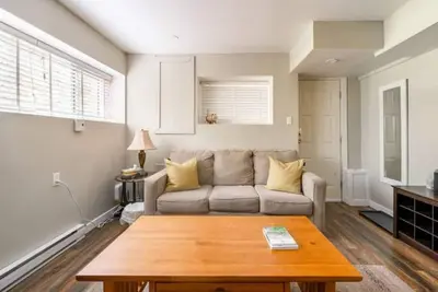 Image de Luxurious suite near beach, trails & university