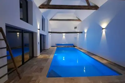 Image de Gîte du Plantagenêt avec piscine privative intérieur chauffée