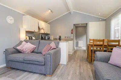 Wansfell Lodge, pet friendly, with a garden in White Cross Bay