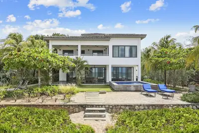 Image de Iguana Beach House: Spacious Beachfront House with Swimming Pool
