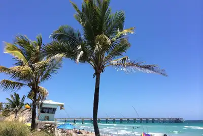 Image de Beach House in Hollywood, steps the the shore!