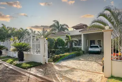 Image de 3-bedroom guest-friendly villa with private pool near Sosua beaches and shops