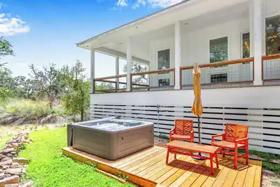 Image de Happiness Ranch - Oak Tree House | Elegant 2/2 with Water Views