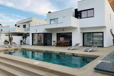 Image de Villa avec piscine et vue sur le canal Av-44