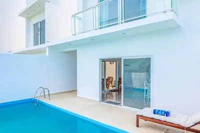 Image de 3bd villa near Playa Chiquita, pool, Ac, hot water, cable Tv, Internet, parking