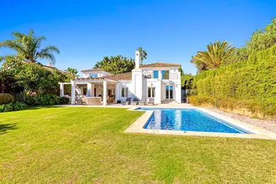 Image de Modern 4 bedroom villa with beautiful garden, private pool close to golf courses