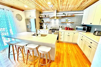 Image de Remodeled Lakehouse with Fire Pit by Beaver Lake