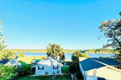 Image de Beaver Lake Studio - King size bed and lake view