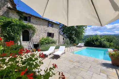Image de 3 chambres, 2 salles de bains, piscine privée, restaurant à pied, wifi