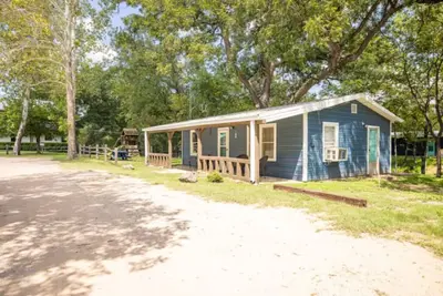 Cabin 8 - Two bedrooms located near the Rv park and Condos