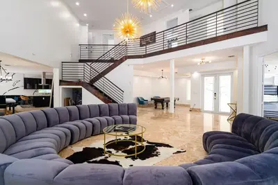 Image de 5000Sf  Luxe Mansion/Pool/Gameroom