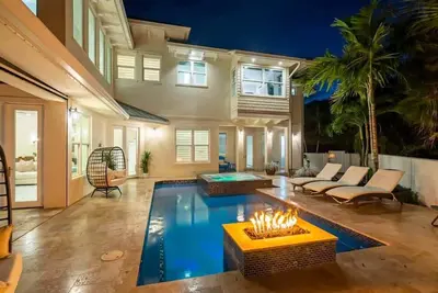Upscale 2018 Elegant Mansion with Pool