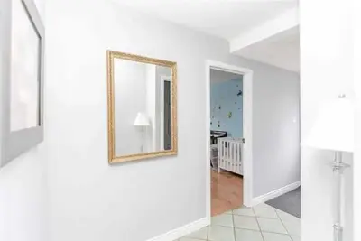 Image de Entire basement apartment with parking on-site