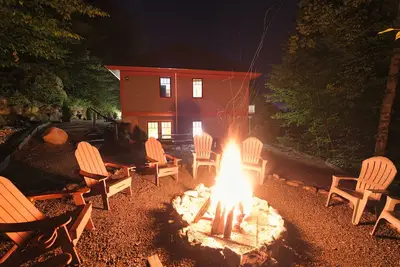 Image de 🏔 Luxe 7br Mountain Lodge | ⛷ Walk to Loon | ♨️ Hot Tub | Games | 🔥 Fire Pits