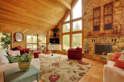 Image de 'Nini's Love' Cottage w\/ Deck + Fishing Pond!