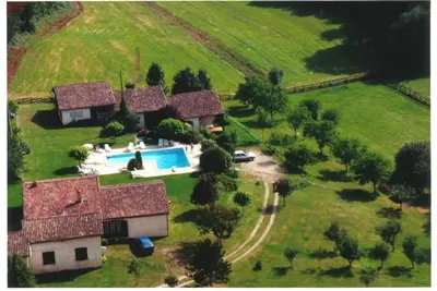 Image de Gîte avec grande piscine, aire de jeux, espace vert.