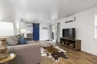 Image de Lakeview- Newly updated, minutes to marina