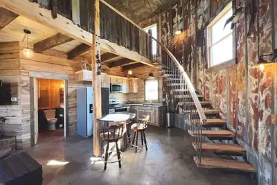 Image de Rustic Silo Home, Huge Shower, Kitchen, Sunsets.