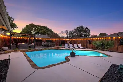 Image de Resort-Style Pool House with Hot Tub and Game Room