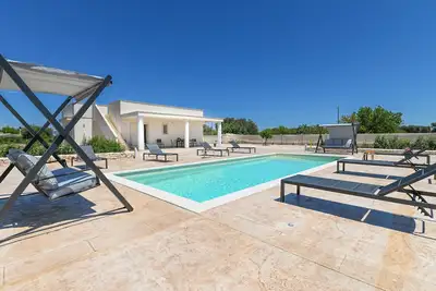 Image de Villa Gioena. Piscine privée, jardin cloturé, veranda, près de plage de sable