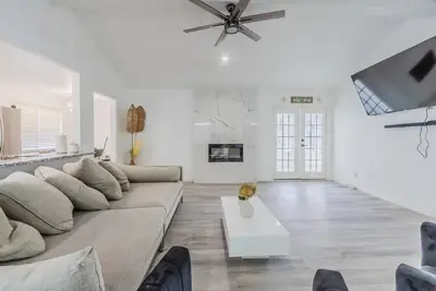 Image de Recently remodeled luxury house with heated pool